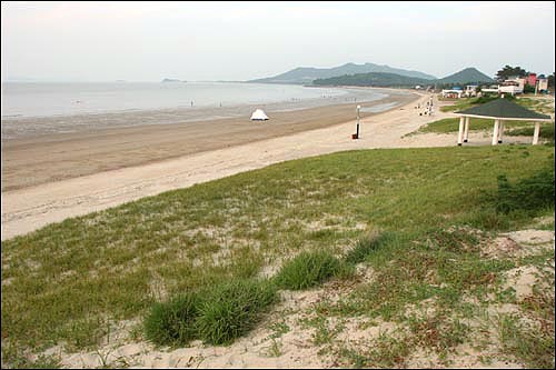 임자도 대광해수욕장. 길이 12km, 폭 800m의 완만한 해수욕장으로 물먹은 모래밭이 양탄자처럼 걷기에 좋다. 